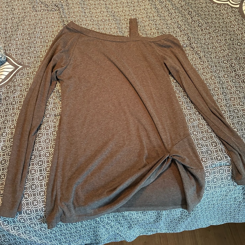 Cute trendy shirt! Excellent condition and very comfortable
